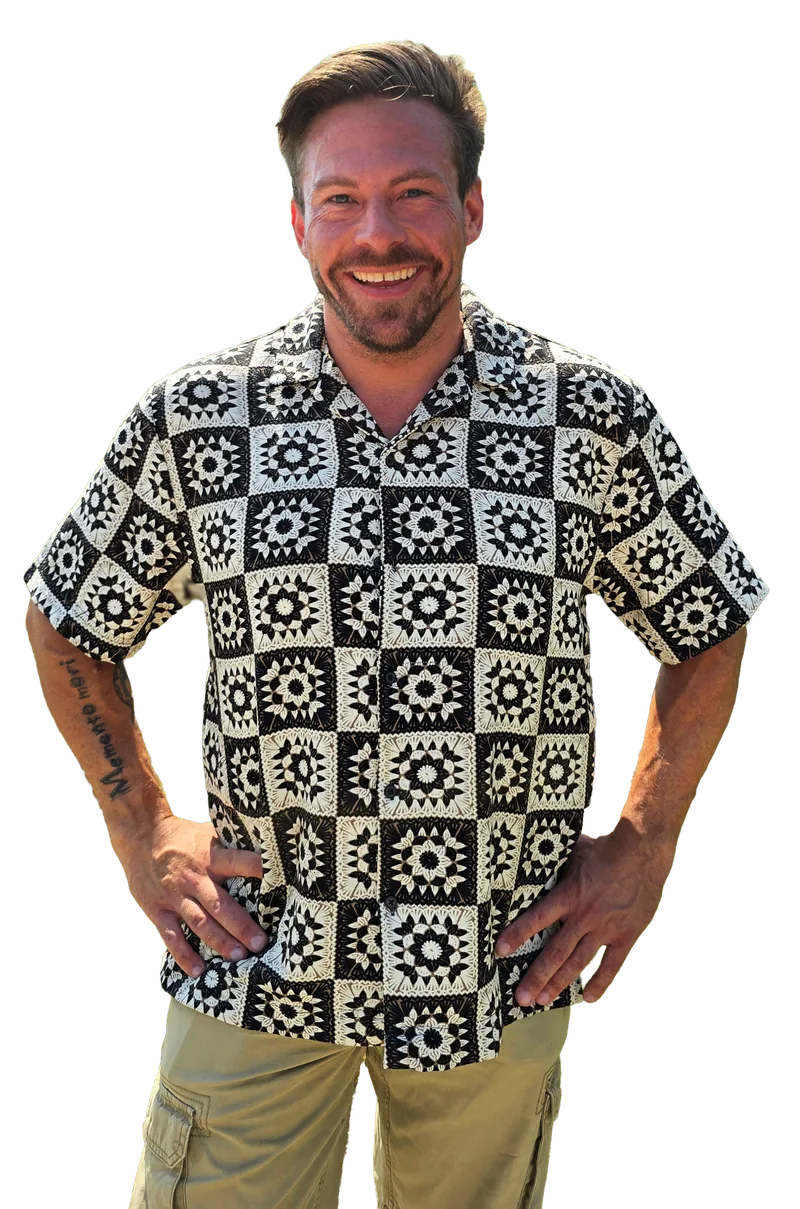 Portrait von Michael Schoppersberger in einem hellen Wohnraum